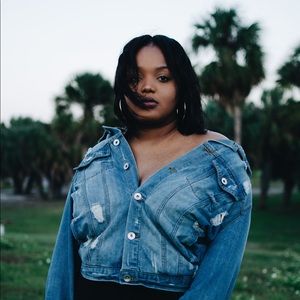 Meet your Posher, Sinaya